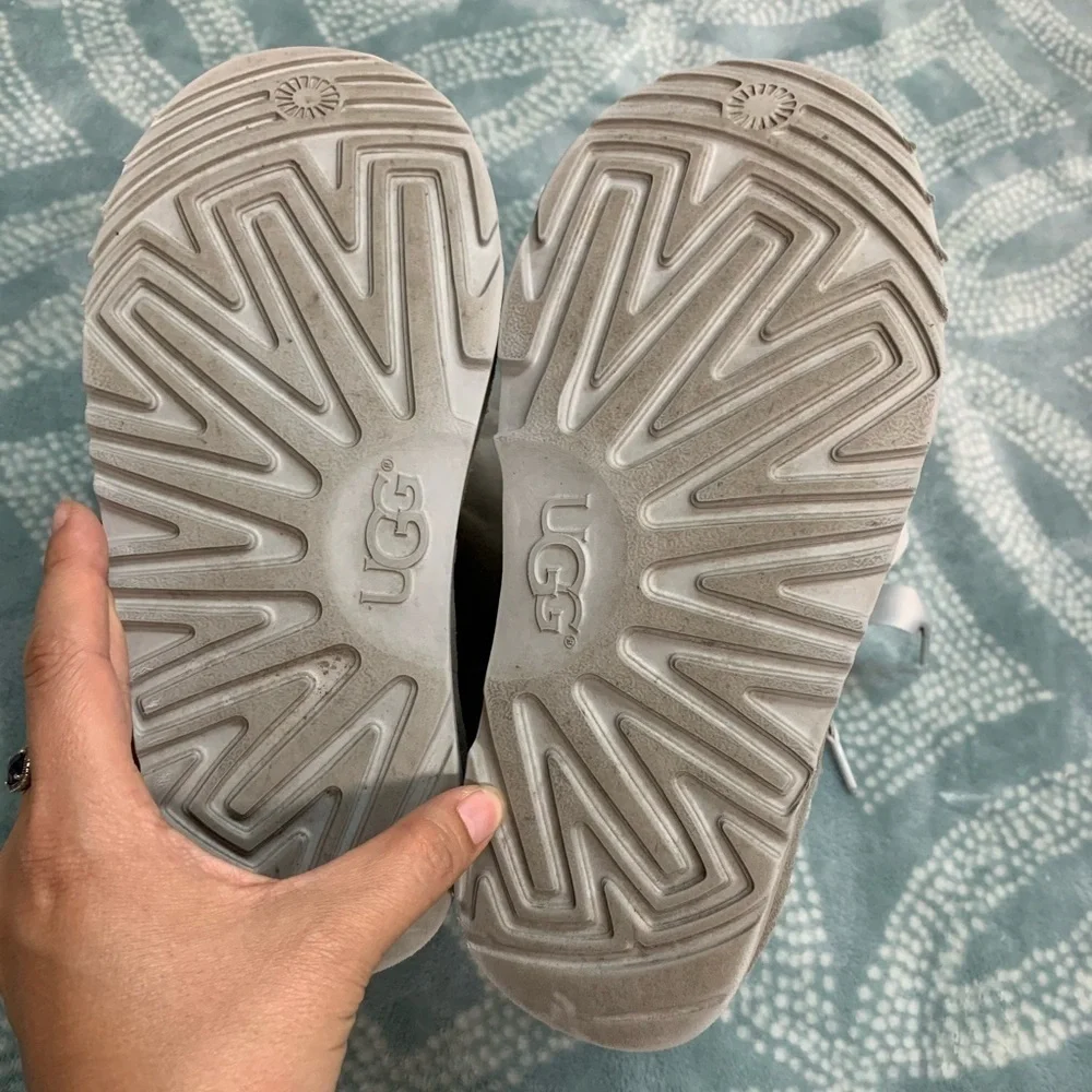 Girls UGG gray suede winter boots‎